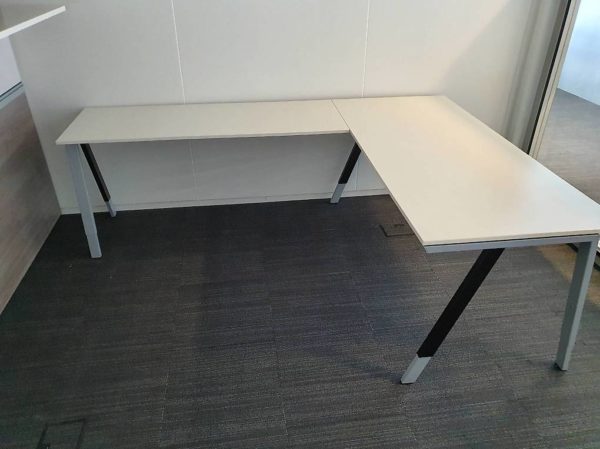 Bene L-shaped office table - Second-hand