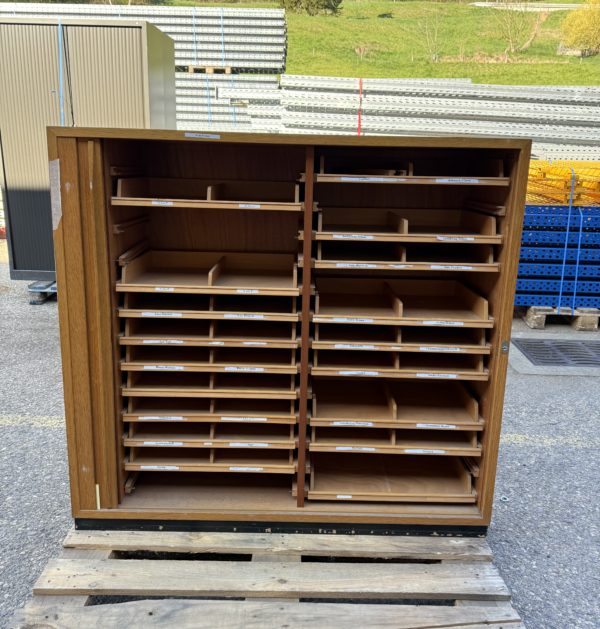 Curtain cabinet with tablars - second hand - Image 3