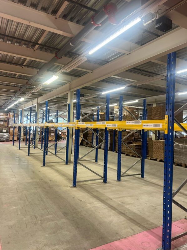 Pallet rack lot A1, Square weapons - second hand