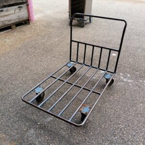 Chariot metallique bleu Fond grillage 1 scaled