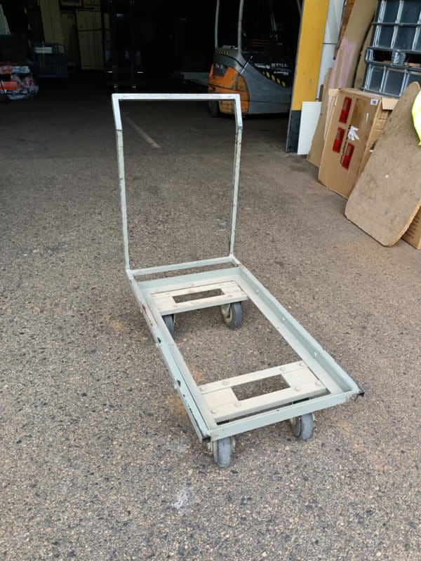 Chariot métallique vert – 4 roues dont 2 pivotantes – Occasion