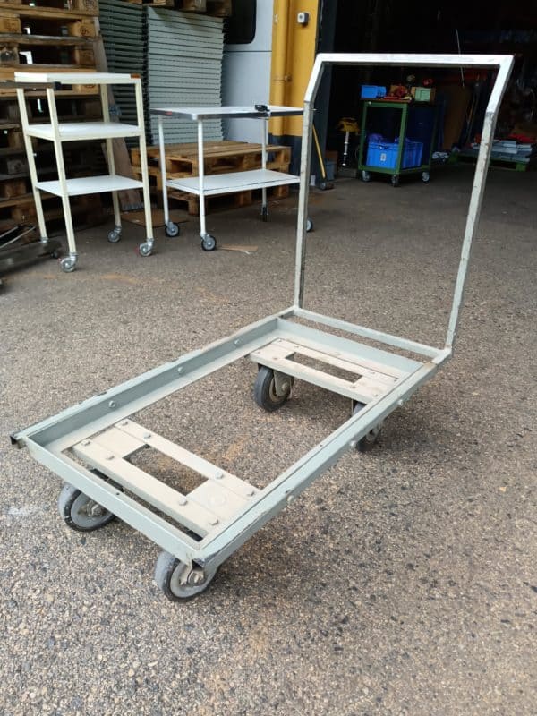 Chariot métallique vert – 4 roues dont 2 pivotantes – Occasion