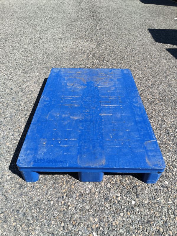 Palette plastique fond plein bleue 120×80 cm – Occasion