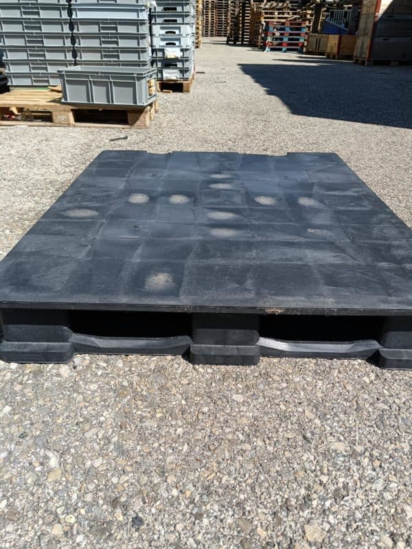 Palette plastique noir 115x115 cm à fond plein - occasion