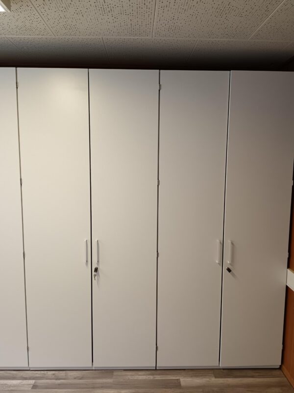 Armoire de bureau blanche en bois 2 portes avec tablettes – 229 x 99 x 45,5 cm – Image 3