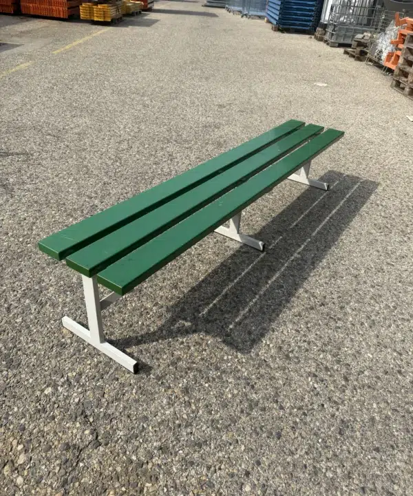 Banc vert en plastique et métal – L199 x l37 x H40 cm – Occasion