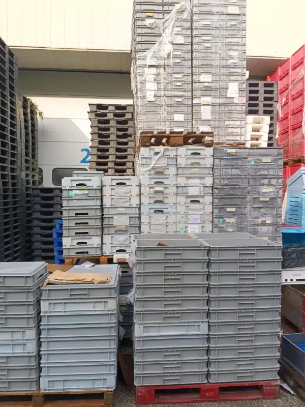 Second-hand stackable grey plastic crate - 60 x 39.5 x 12.5 cm - Image 3