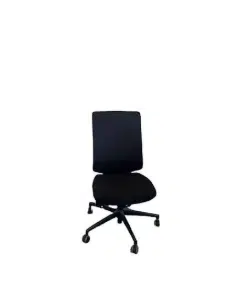 Chaise de bureau noire moderne. Conçue pour allier confort et simplicité, elle s’adapte parfaitement à tous types d’environnements de travail ou domestiques.