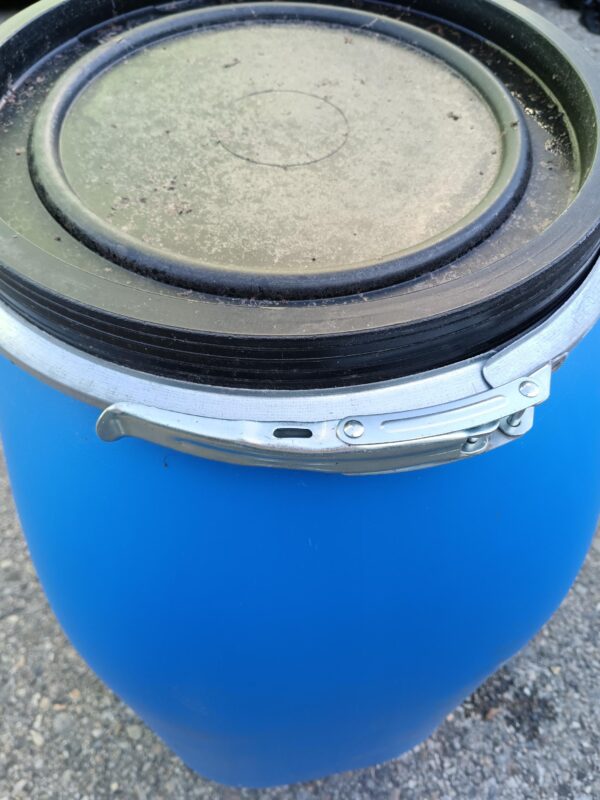 Blaue Trinkflasche mit Metallring - 162 L - Gebraucht – Bild 3