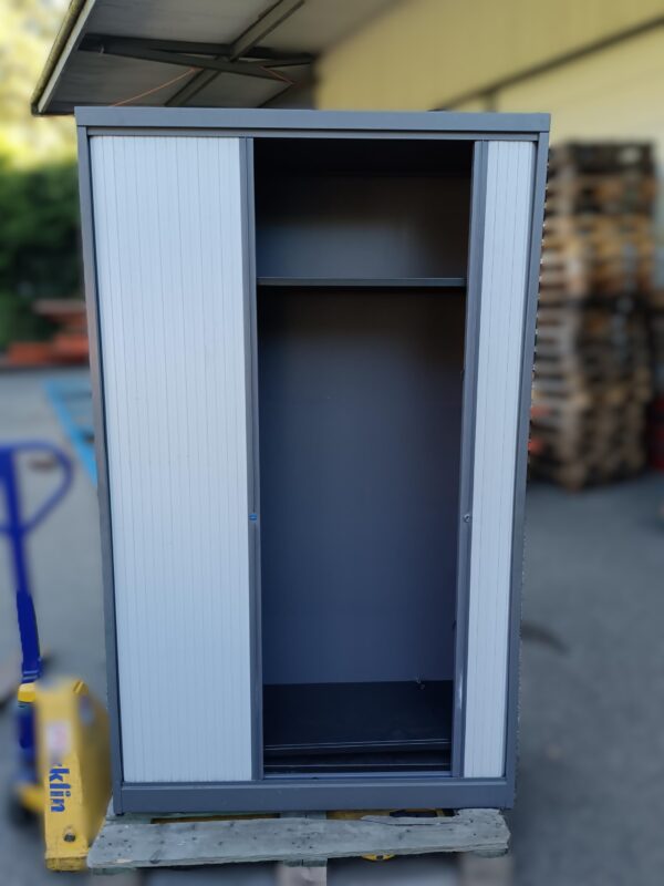 Armoire à rideau grise avec tablars – 198 x 120 x 48 cm – Occasion – Image 3