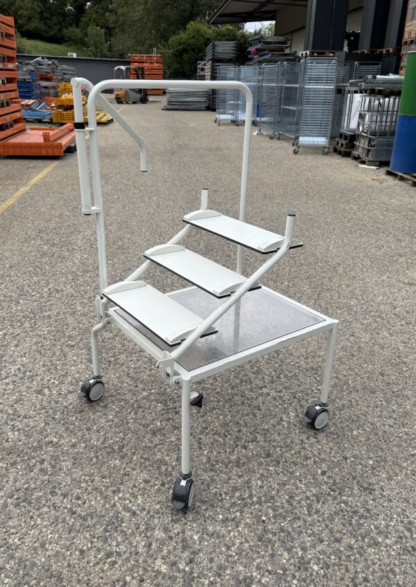 Marchepied pliable avec plate-forme