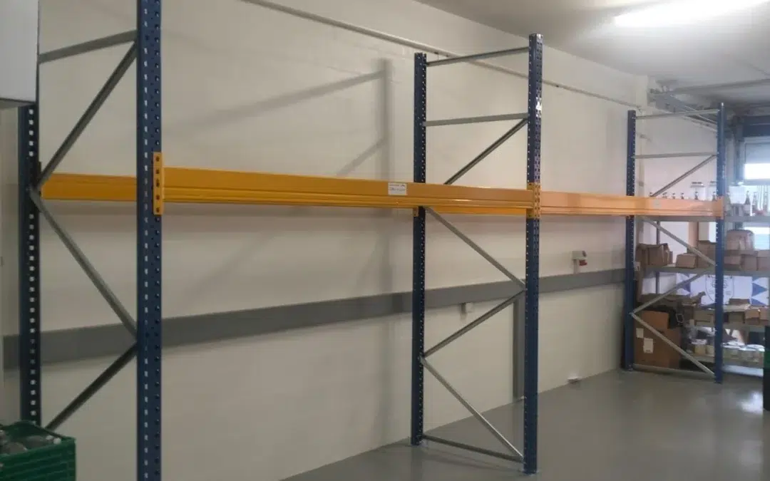 Montants d'échelles bleus de racks à palettes