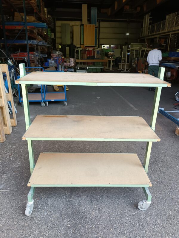 Chariot à roulettes métal vert et plateaux bois – 127 x 60 x 138,5 cm