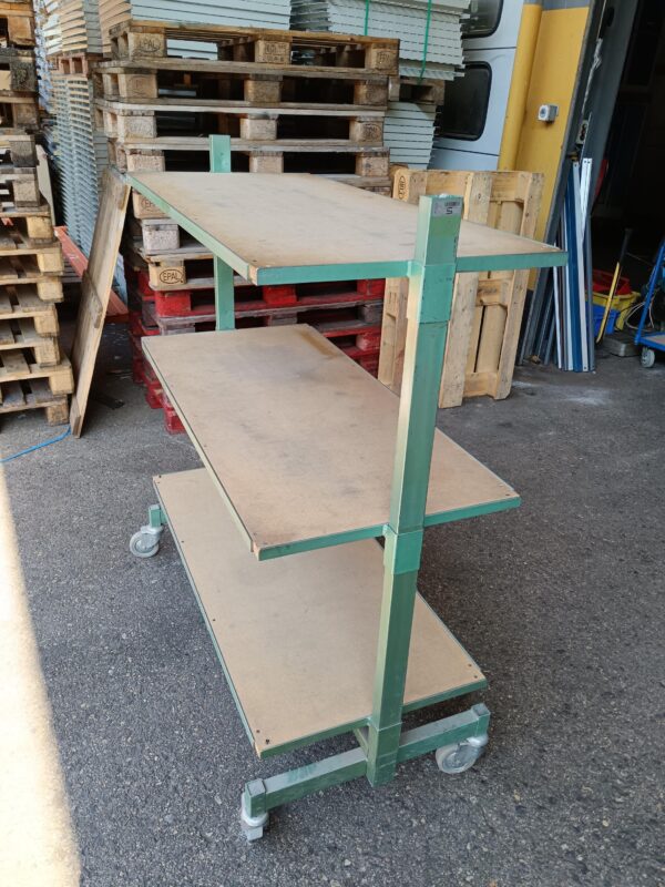 Chariot à roulettes métal vert et plateaux bois – 127 x 60 x 138,5 cm – Image 2