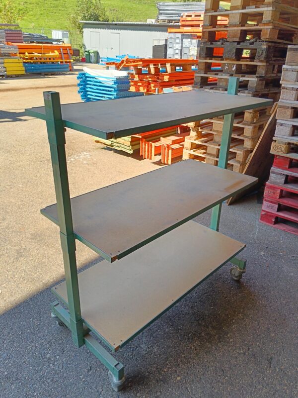 Chariot à roulettes métal vert et plateaux bois – 127 x 60 x 138,5 cm – Image 3