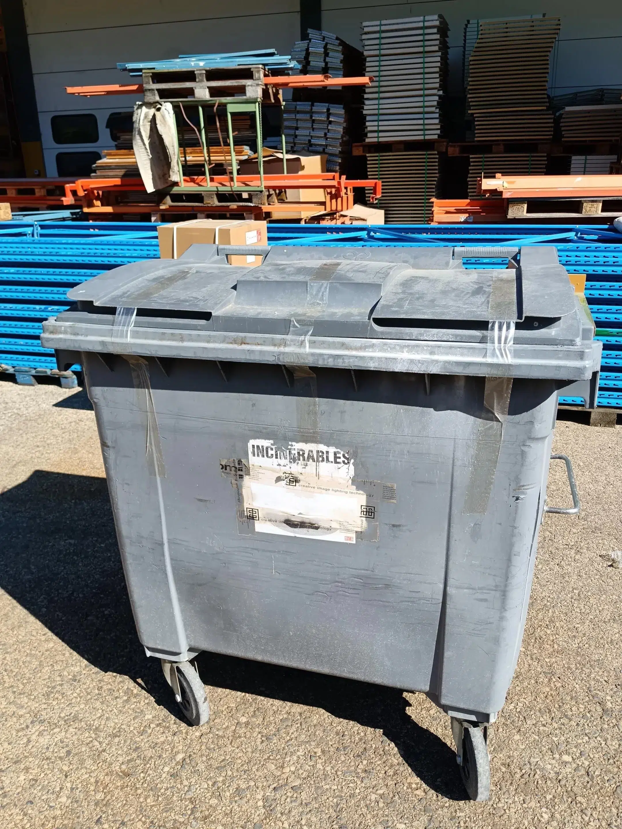 Conteneur poubelle plastique 750 L 5 scaled.jpg 1 scaled