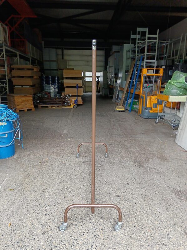 Stender métallique / porte habit, brun sur roulettes – Occasion – Image 2