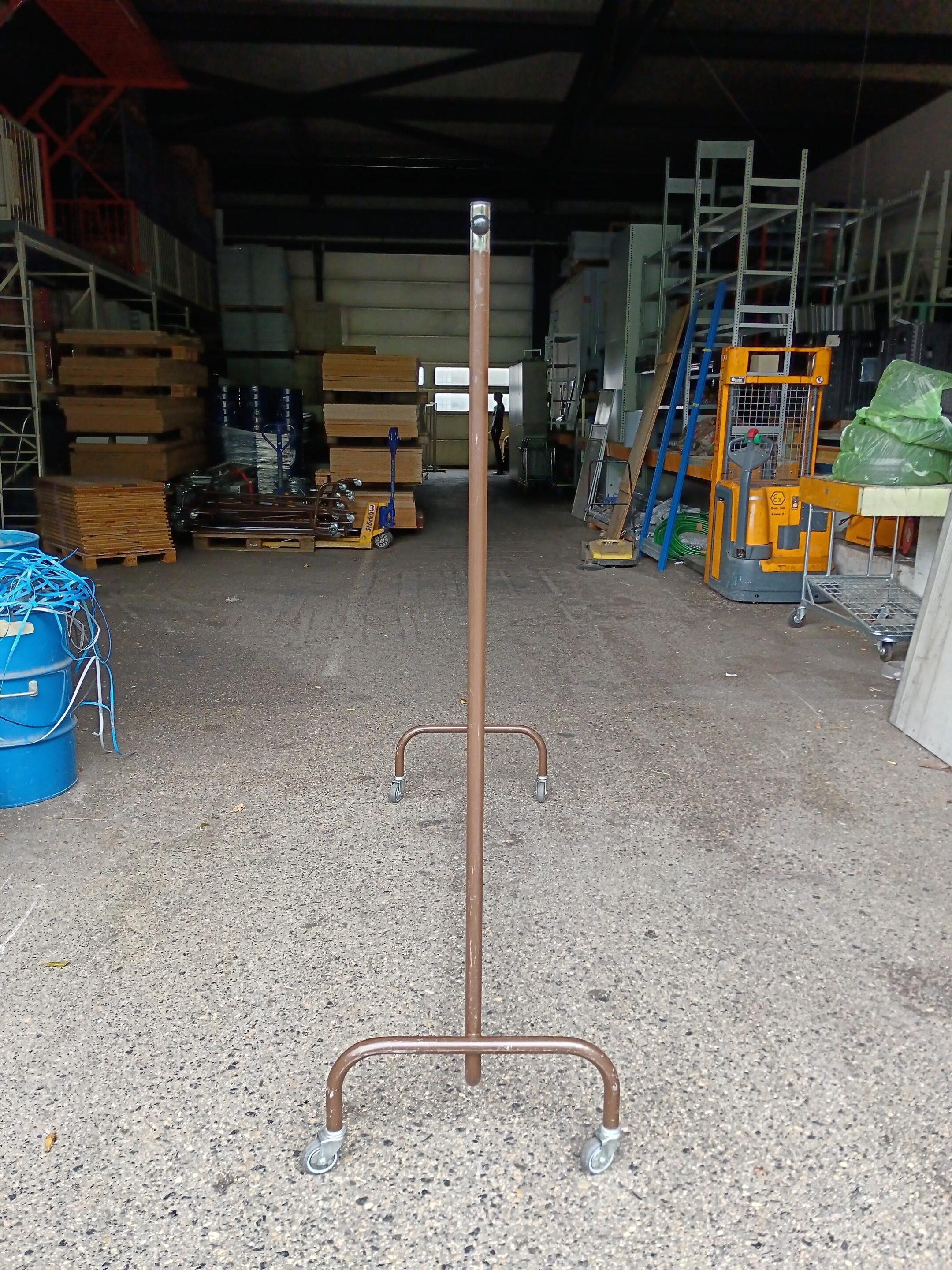 Metal stender / suit rack, brown on wheels - Occasion - Image 2