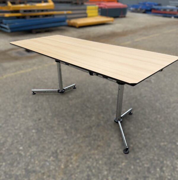 USM Kitos desk