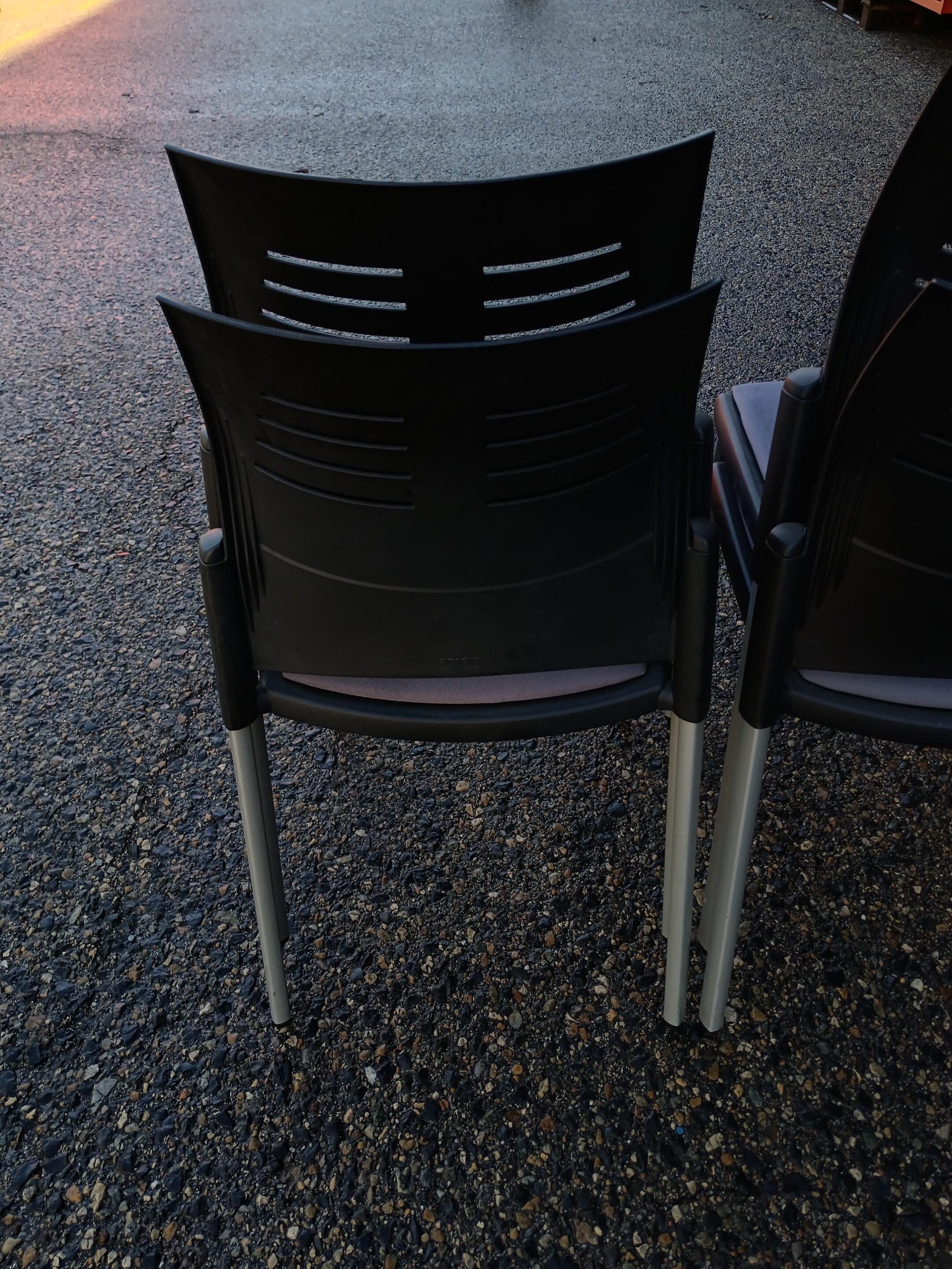 Chaise de bureau et conférence – métal, plastique et tissu – Occasion