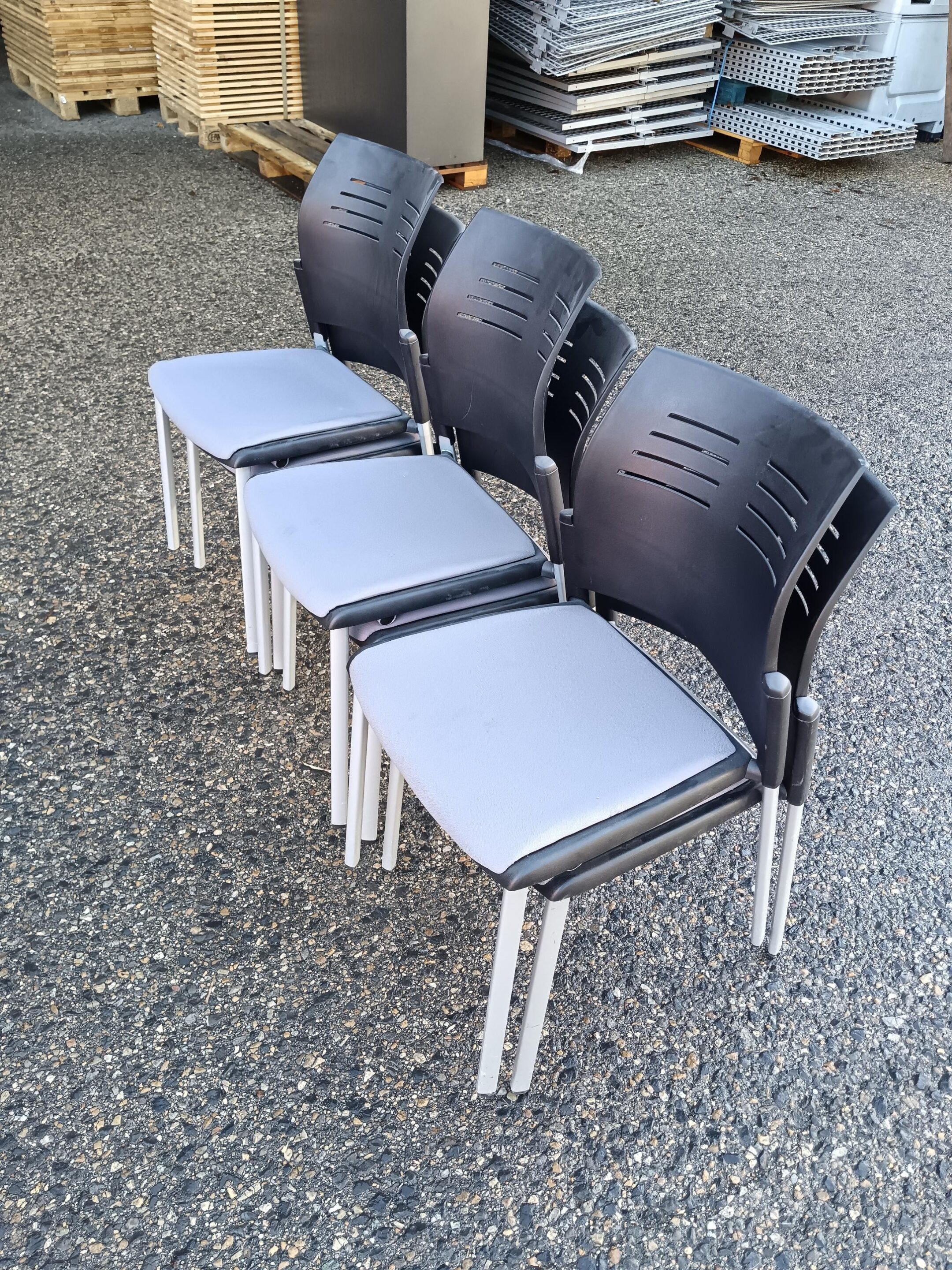 Chaise de bureau et conférence – métal, plastique et tissu – Occasion