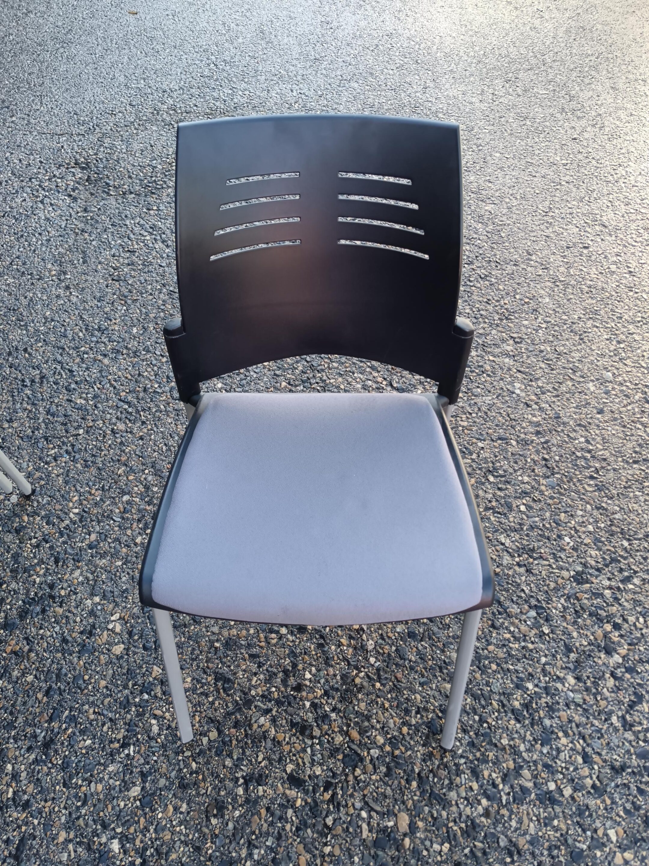 Chaise de bureau et conférence – métal, plastique et tissu – Occasion