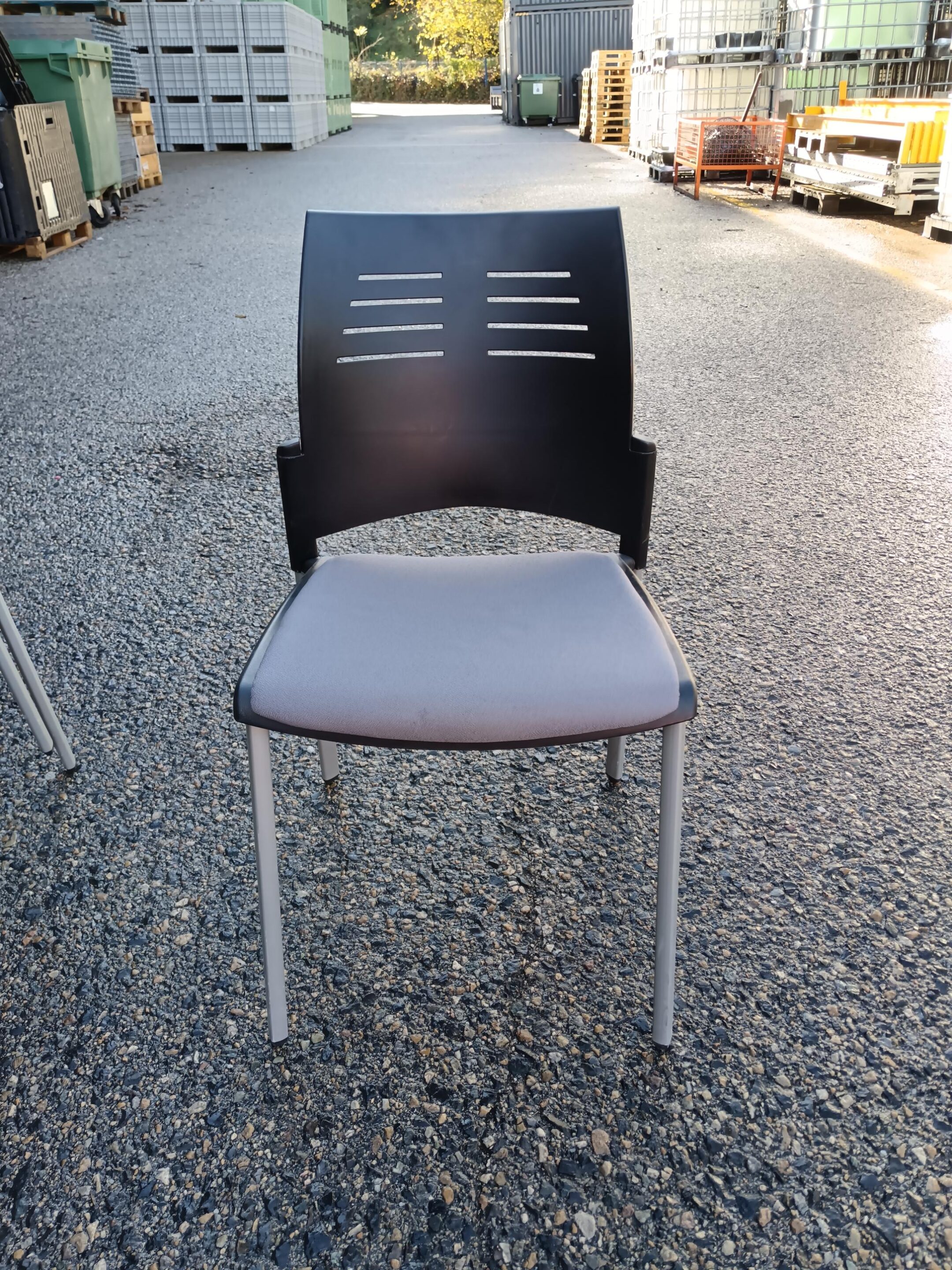 Chaise de bureau et conférence – métal, plastique et tissu – Occasion