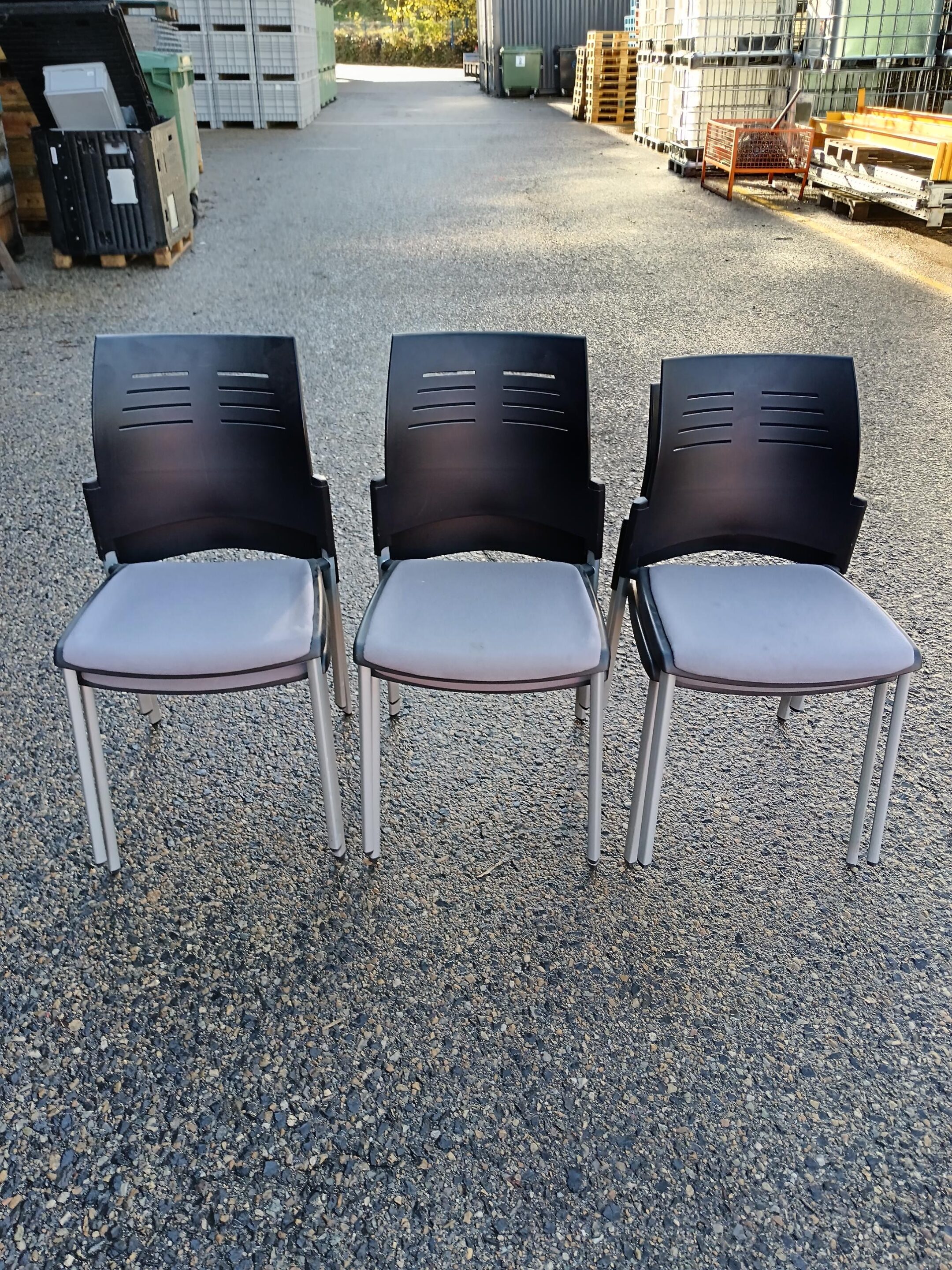 Chaise de bureau et conférence – métal, plastique et tissu – Occasion