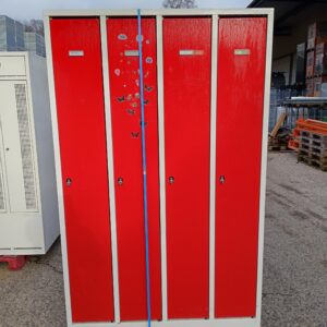 Roter Metallspind mit 4 Türen