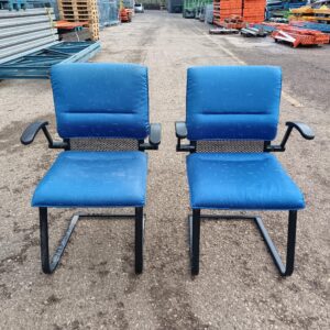 Chaise de burea bleu