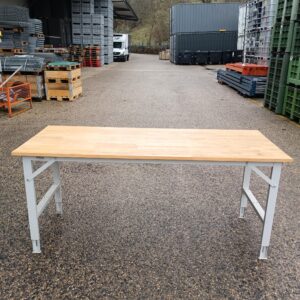 Werkbank aus Metall mit Holzplatte