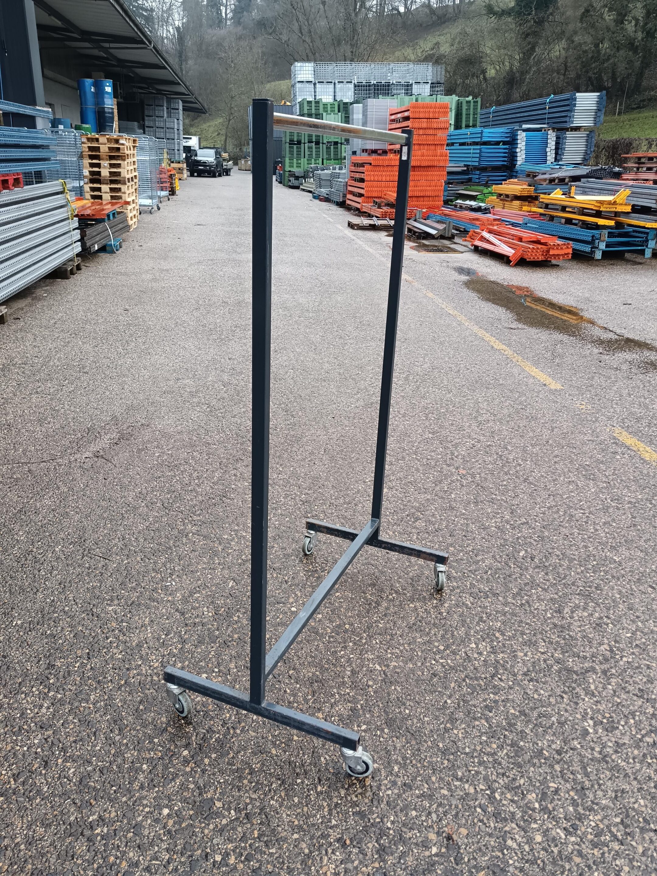 Stender métallique sur roulettes (3)