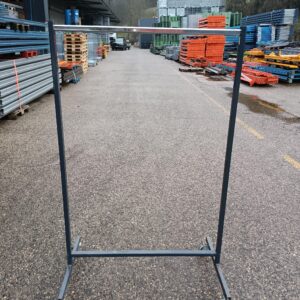 Metallischer Stender auf Rädern