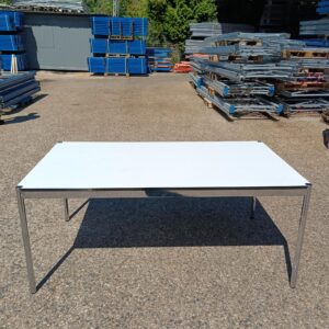 Table de bureau USM d’occasion – Plateau bois – 175 x 100 x 74,5 cm
