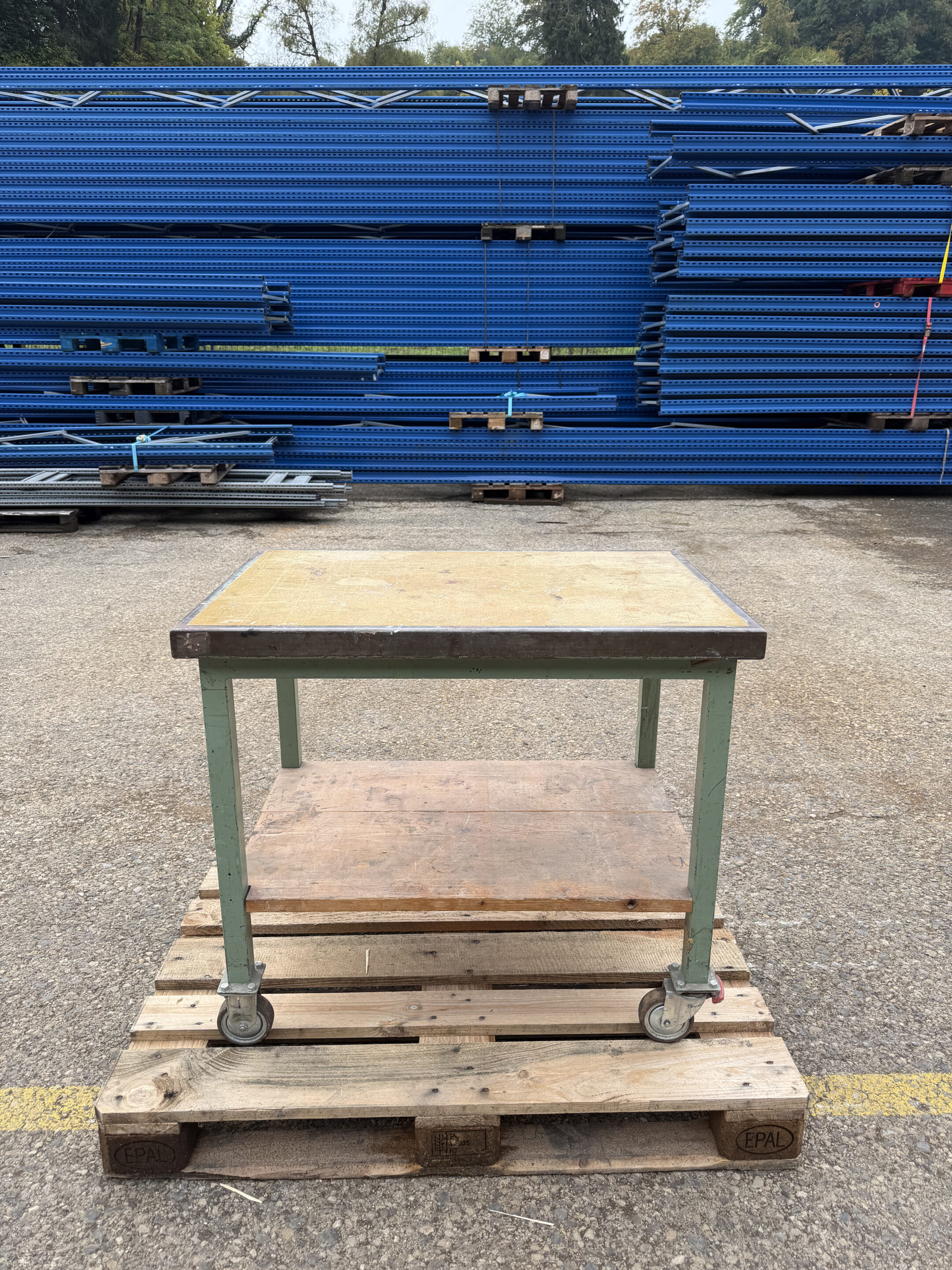 Établi d’atelier sur roulettes avec étagère – Occasion – 90x60x80
